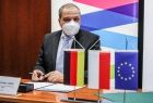 Konsul generalny Republiki Federalnej Niemiec w Krakowie dr Michael Groß podpisujący protokół przekazania sprzętu i środków medycznych podarowanych Małopolsce przez Turyngię