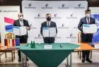 Marszałek Witold Kozłowski, wicemarszałek Łukasz Smółka oraz konsul generalny Republiki Federalnej Niemiec dr Michael Groß prezentują w Krakowskim Szpitalu Specjalistycznym im. Jana Pawła II protokół przekazania sprzętu i środków medycznych z Turyngii