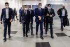 Premier Mateusz Morawiecki odwiedził szpital tymczasowy w hali Expo. Wraz z wojewodą Łukaszem Kmitą oraz marszałkiem Witoldem Kozłowskim i wicemarszałkiem Łukaszem Smółką wizytowali miejsce, gdzie od 19 marca przyjmowani są pacjenci z Covid-19