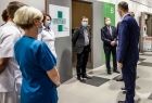 Premier Mateusz Morawiecki odwiedził szpital tymczasowy w hali Expo. Wraz z wojewodą Łukaszem Kmitą oraz marszałkiem Witoldem Kozłowskim i wicemarszałkiem Łukaszem Smółką wizytowali miejsce, gdzie od 19 marca przyjmowani są pacjenci z Covid-19