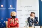 Iwona Michałek - wiceminister rozwoju, pracy i technologii i Tomasz Urynowicz - wicemarszałek Województwa Małopolskiego na tle bannerów