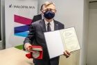 marszałek Witold Kozłowski otrzymał od dyrektora Stępniewskiego medal profesora Jakubowskiego