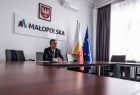 marszałek Witold Kozłowski w sali konferencyjnej.