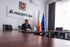 marszałek Witold Kozłowski w sali konferencyjnej.