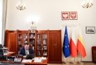 Wicemarszałek Tomasz Urynowicz w swoim gabinecie