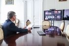 W gabinecie marszałka, na ekranie telewizora widoczni uczestnicy obrad, marszałek Witold Kozłowski siedzi przy stole konferencyjnym