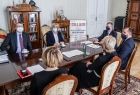 w gabinecie marszałka przy stole siedzą: marszałek Witold Kozłowski, Iwona Gibas z ZWM, radna Marta Mordarska, Piotr Ryba, burmistrz Krynicy-Zdrój, Paweł Maślanka, zastępca burmistrza, dyrektor Monika Gubała, dyrektor Filharmonii i dyrektor CK w Krynicy