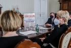 w gabinecie marszałka przy stole siedzą: marszałek Witold Kozłowski, Iwona Gibas z ZWM oraz jeszcze jedna kobieta