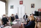 w gabinecie marszałka przy stole siedzą: marszałek Witold Kozłowski, Iwona Gibas z ZWM, radna Marta Mordarska, Piotr Ryba, burmistrz Krynicy-Zdrój, Paweł Maślanka, zastępca burmistrza, dyrektor Monika Gubała, dyrektor Filharmonii i dyrektor CK w Krynicy