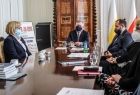 w gabinecie marszałka przy stole siedzą: marszałek Witold Kozłowski, Iwona Gibas z ZWM, radna Marta Mordarska, dyrektor Monika Gubała, dyrektor Filharmonii 