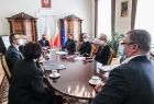 w gabinecie marszałka przy stole siedzą: marszałek Witold Kozłowski, Iwona Gibas z ZWM, radna Marta Mordarska, Piotr Ryba, burmistrz Krynicy-Zdrój, Paweł Maślanka, zastępca burmistrza, dyrektor Monika Gubała, dyrektor Filharmonii i dyrektor CK w Krynicy
