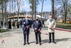 marszałek Witold Kozłowski, obok stoi prezydent Ludomir Handzel i jeszcze jeden mężczyzna, a przed nimi wstęga, którą przecięli