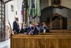 wnętrze kościoła pw. Narodzenia Najświętszej Maryi Panny w Jazowsku. Marszałek oraz pozostali goście modlą się