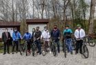 cykliści stoją przy rowerach 