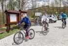 cykliści jadą na rowerach, trzy osoby, jedna za drugą