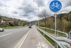 ścieżka rowerowa przy drodze asfaltowej, znak drogowy z rowerem