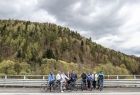 cykliści stoją przy rowerach, w tle góra