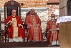 księża i biskupi przy ołtarzu na Skałce