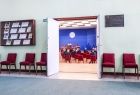 widok na salę, podczas uroczystości 75-lecia uniwersytetu, w tle władze uczelni, widok przez drzwi, obok krzesła