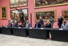 Sygnatariusze porozumienia na tle obrazów
