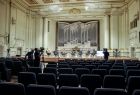 Scena z oddali, na pierwszym planie rzędy foteli