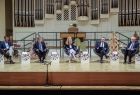 Zbliżenie na uczestników debaty