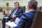 Marszałek Witold Kozłowski oraz prowadzący debatę, widok z profilu
