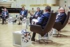 Grupa uczestników debaty widziana z boku sceny