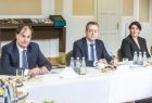 Troje członków Małopolskiej Rady Gospodarczej przysłuchujących się dyskusji