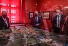 Marszałek Witold Kozłowski ogląda wystawę w Muzeum Ziemi Miechowskiej