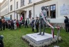 Pomnik Pála Telekiego, w tle goście uroczystości