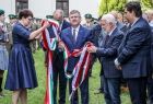 Marszałek Małopolski Witold Kozłowski podczas uroczystego przecięcia wstęgi