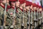 Żołnierze w szeregu, widok z boku