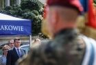 Uczestnicy obchodów, w tle namiot