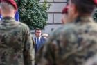 Żołnierze, w tle wicemarszałek Łukasz Smółka
