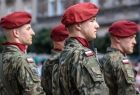 Żołnierze stojący w szeregu, widok z boku