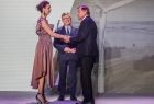 Marszałek Kozłowski i Izabela Albrycht wręczają nagrodę
