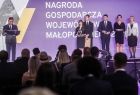 Przedstawiciele samorządu województwa wręczają nagrody 