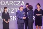 Przedstawiciele regionu wręczają nagrodę