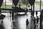 Konferencja prasowa w muzeum lotnictwa.