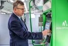 Marszałek Witold Kozłowski obsługuje biletomat w nowym pociągu.