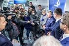 Marszałek Witold Kozłowski i wicemarszałek Łukasz Smółka udzielają wywiadu mediom.