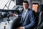 Wicemarszałek Łukasz Smółka siedzi w kabinie maszynisty nowego pociągu.