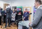 otwarcie WUP-u w Oświęcimiu, kilka osób na zdjęciu w tym marszałek Witold Kozłowski