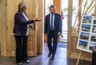 Marszałek zwiedza zrewitalizowany budynek GOK-u. Obok wójt gminy Poronin