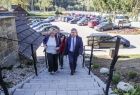 Marszałek wizytuje inwestycje na terenie gminy Poronin. Obok wójt gminy Poronin