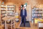 Marszałek w wyremontowanej bibliotece