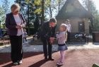 Marszałek wizytuje inwestycje na terenie gminy Poronin. Obok wójt gminy Poronin. Marszałek wita się z dzieckiem