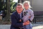Marszałek Małopolski i dziewczynka - mieszkanka gminy Poronin
