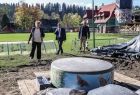 Marszałek wizytuje inwestycje na terenie gminy Poronin. Obok wójt gminy Poronin. Pumptrack